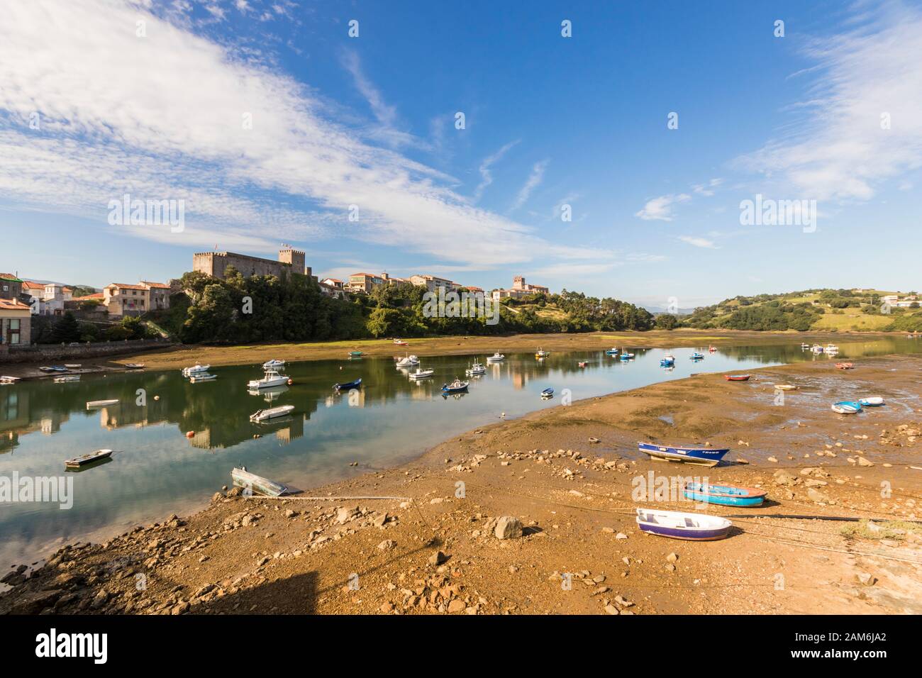 San Vicente de la Barquera, Spain. Views of the Brazo Mayor (Gandarilla river), the castle and the church of Our Lady Stock Photo