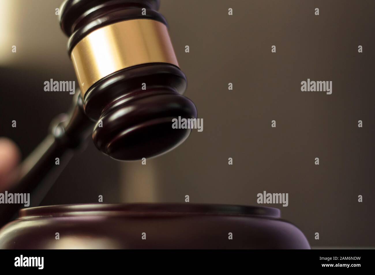 Judge gavel hitting hires stock photography and images Alamy