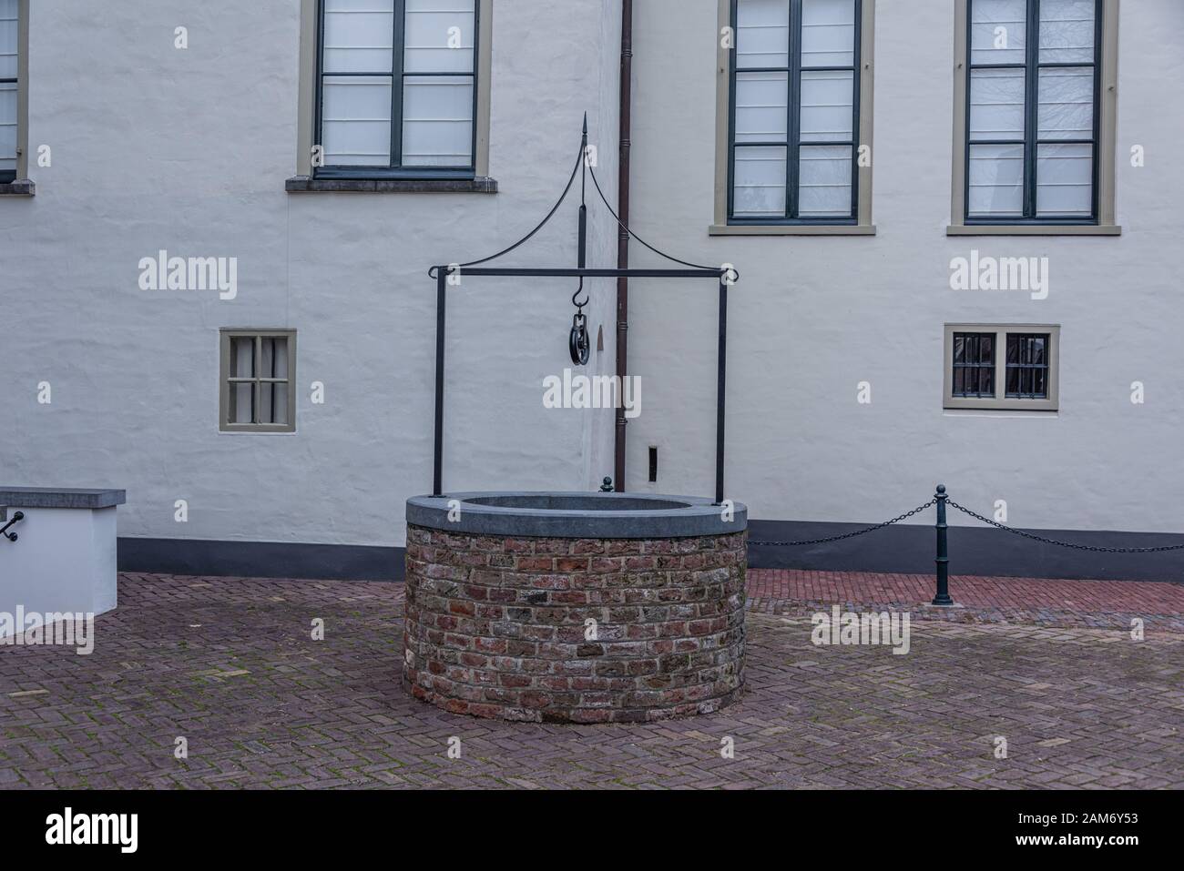 White stone well hi-res stock photography and images - Alamy