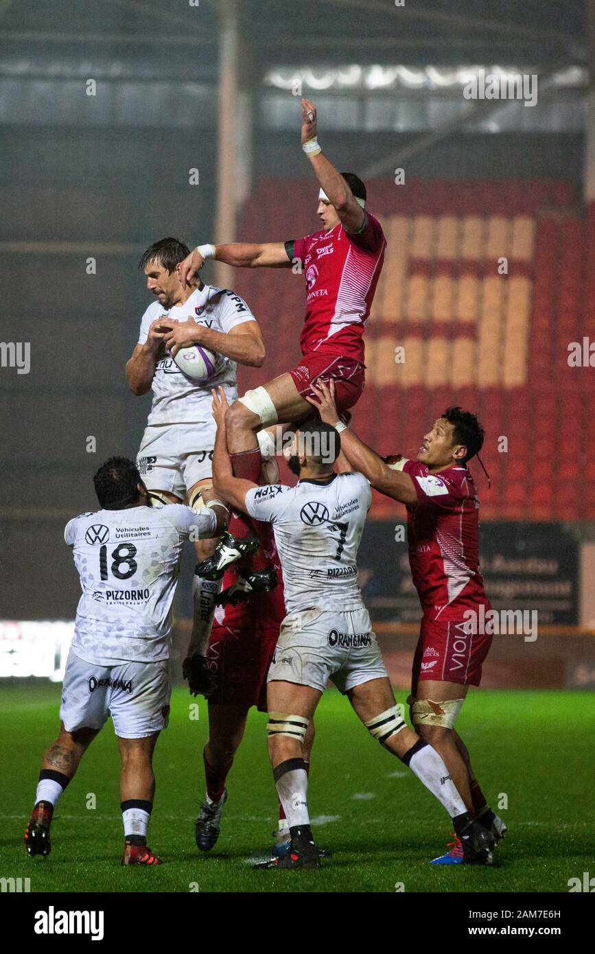 Llanelli, UK. 11 January, 2020. Toulon lock Eben Etzebeth wins a lineout in the Scarlets v RC Toulon Challenge Cup Rugby Match. Credit: Gruffydd Ll. Thomas/Alamy Live News Stock Photo
