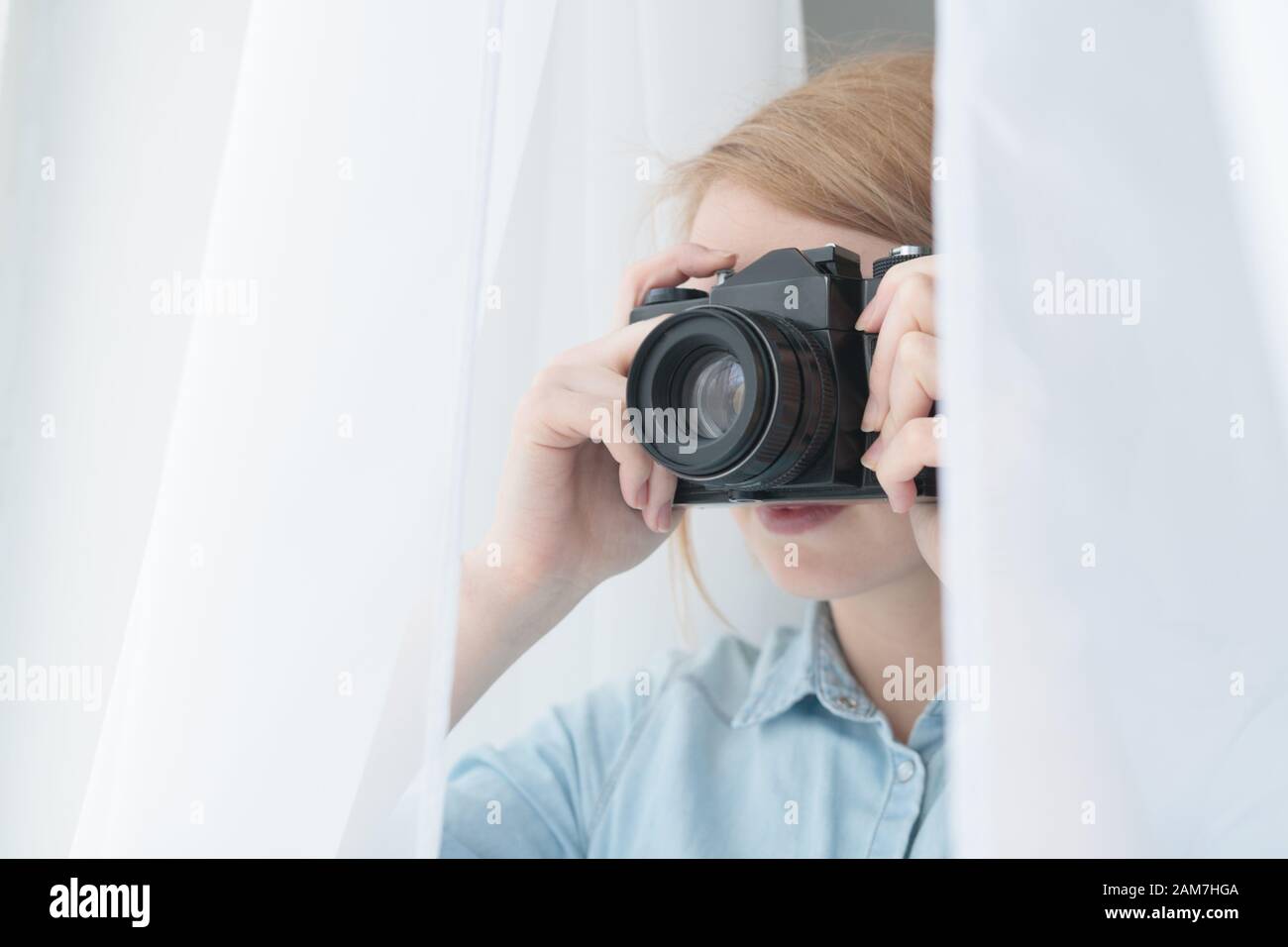 Woman spying retro hi-res stock photography and images - Alamy