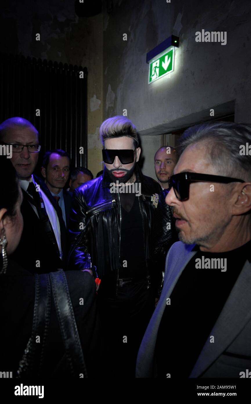 Harald Gloockler Bei Shine Bright Like Pompoos R Star Designer Harald Gloockler Und Eric Sindermann Prasentieren Auf Einer Fulminanten Fashionshow Stock Photo Alamy