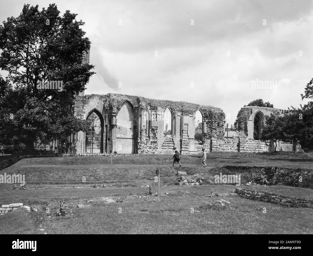 Archive image, circa 1920s, of visitors at Glastonbury Abbey, Somerset. Scanned from original glass negative. Stock Photo
