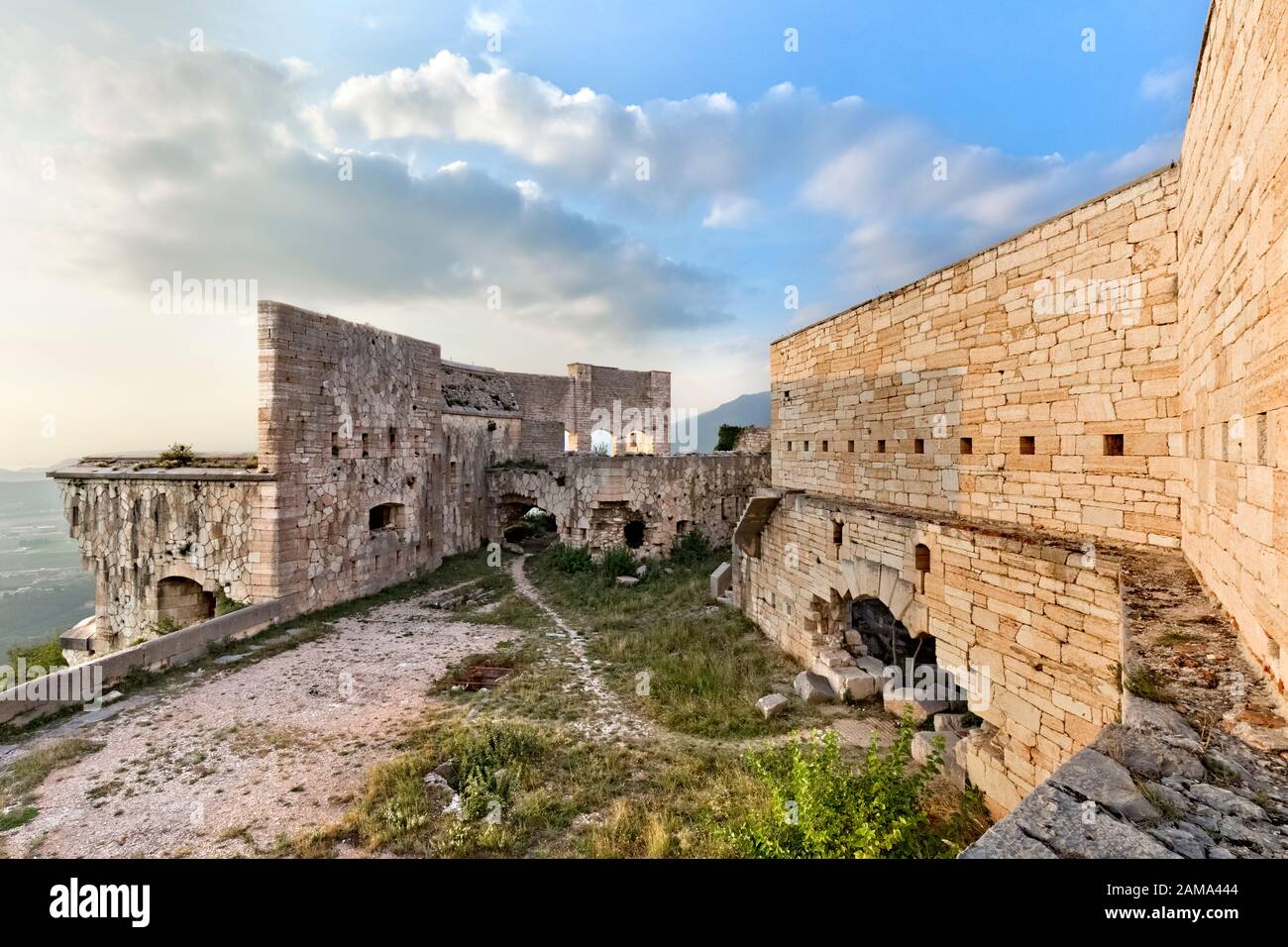 Pastello blu dotato di unità con granito di lavoro nel paese di terracotta  cucina con swagged ciechi modellato sulla finestra Foto stock - Alamy