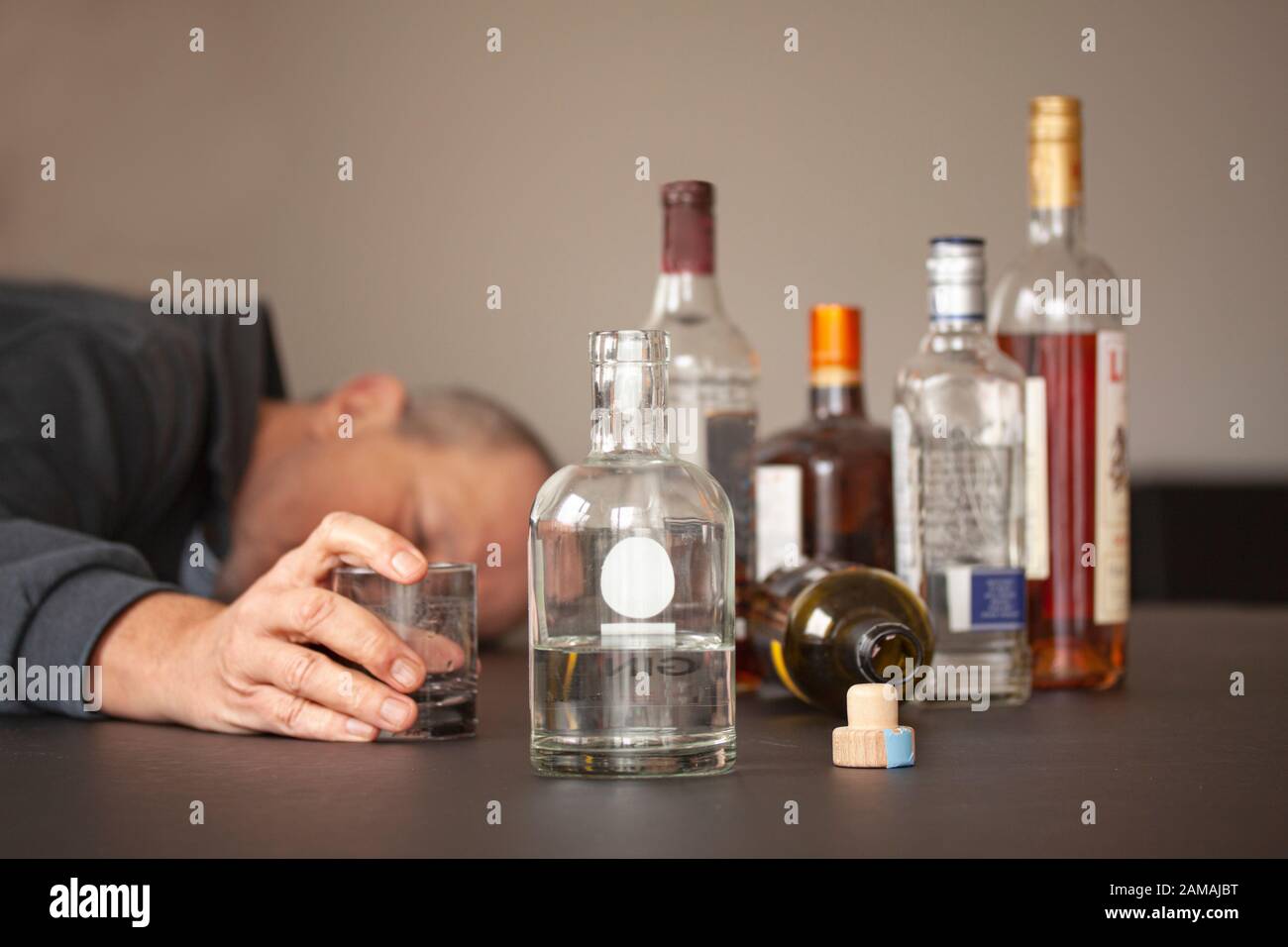 Организм после запоя. Алкоголизм. Люди с алкогольной зависимостью. Злоупотребление алкоголем.