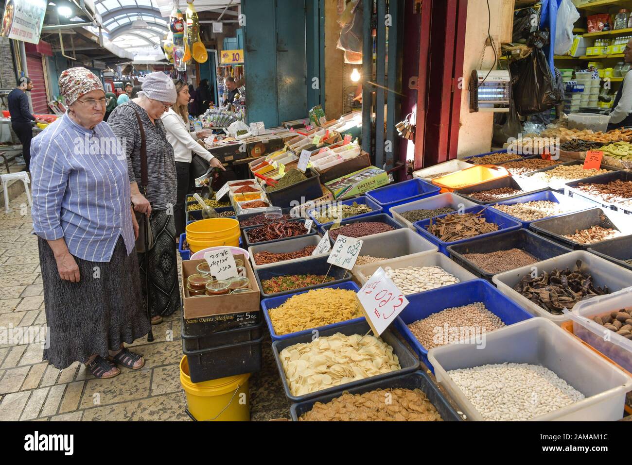 Gewürze, Trockenfrüchte und Nüsse, Marktstand, Souk, Altstadt, Akko, Israel Stock Photo