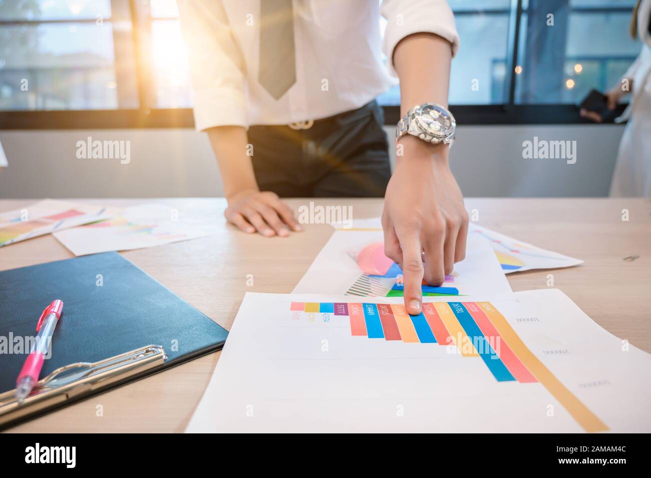 Business people are meeting and graphing business growth on a desk Stock Photo