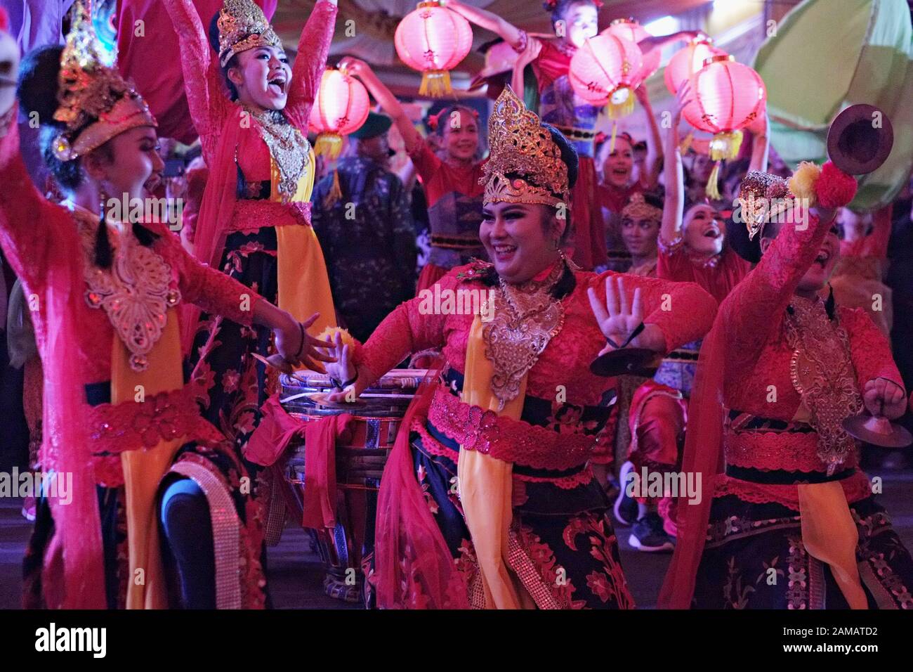 Traditional sundanese dance hi-res stock photography and images - Alamy