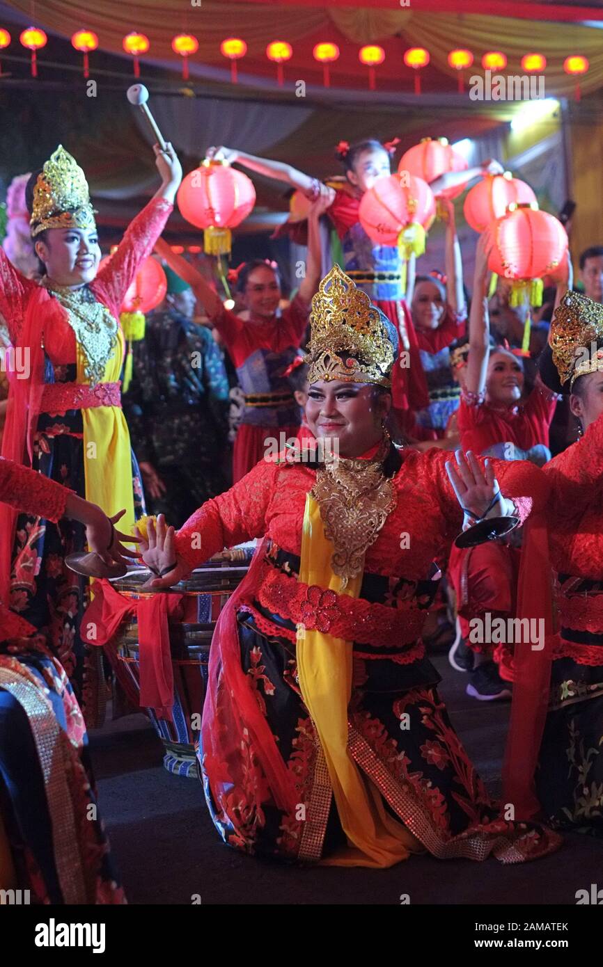 Traditional sundanese dance hi-res stock photography and images - Alamy