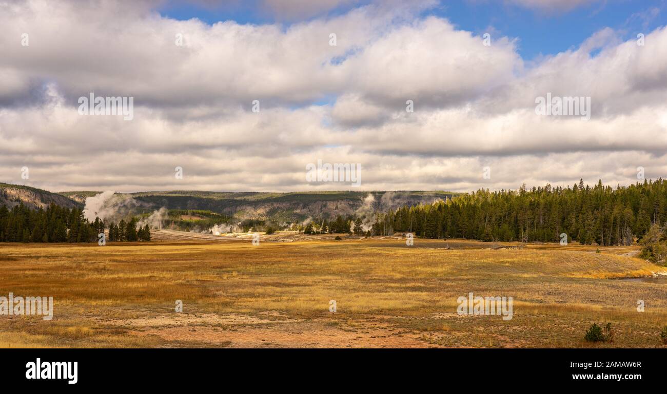 Panoramablick über das Upper-Geysier Basin im Yellowstone Nationalpark Stock Photo
