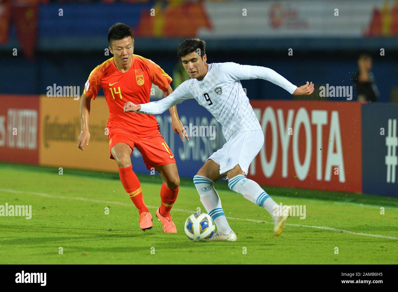 Songkhla, Thailand. 12th Jan, 2020. Zhao Jianfei (L) of China vies with ...