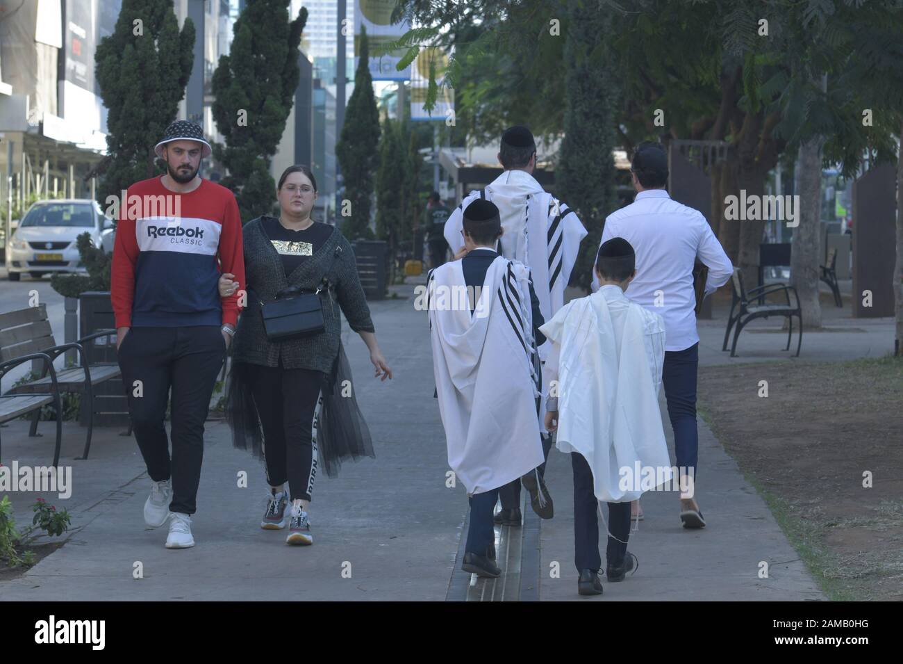 NO MODEL RELEASE - Modische Menschen, Familie auf dem Weg zur Synagoge, Rothschild-Boulevard, Tel Aviv, Israel Stock Photo