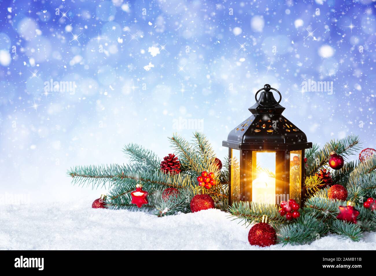 Đèn lồng Giáng Sinh nhấp nháy trên tuyết trắng, kèm theo cành thông và quả đủ sắc màu bắt mắt. Trông thật tuyệt vời phải không nào? Hãy xem ngay để cảm nhận một không khí ấm áp trong ngày lễ đặc biệt này.