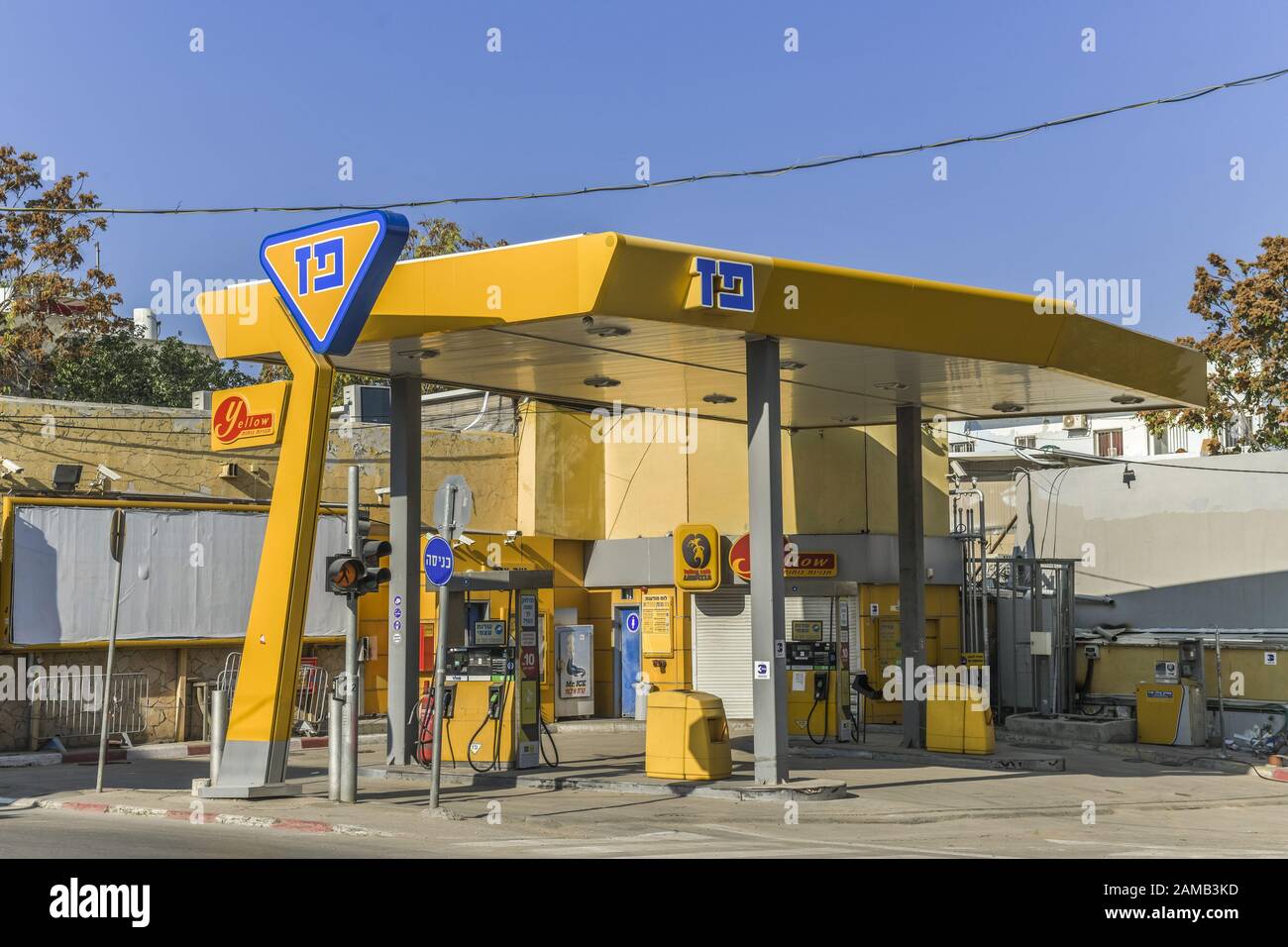 Tankstelle Yellow, geschlossen am Sabbath, Tel Aviv, Israel Stock Photo