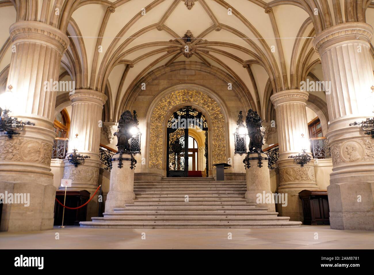 Säulen und Bögen in der Eingangshalle des Rathaus, Hamburg, Deutschland Stock Photo