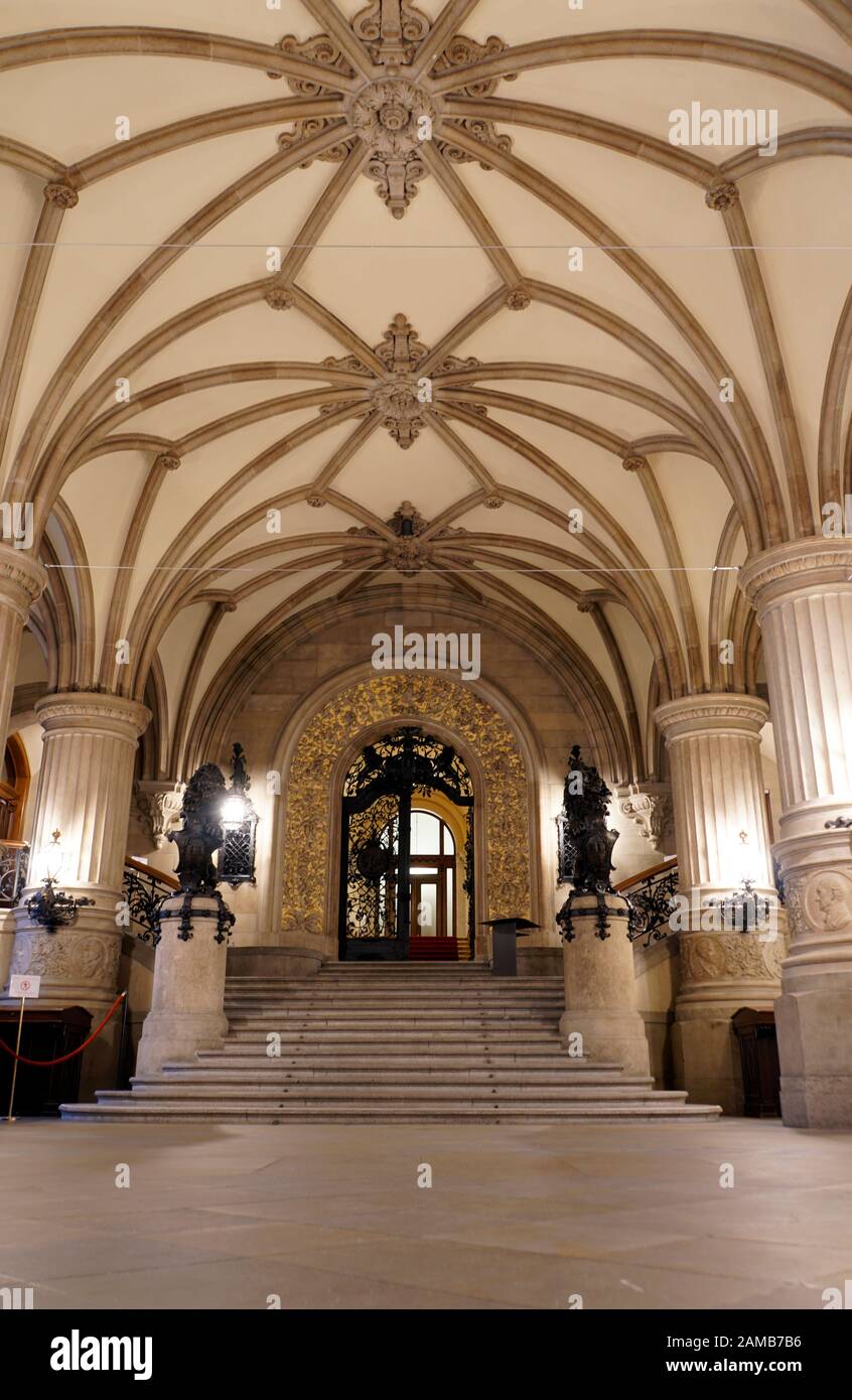Säulen und Bögen in der Eingangshalle des Rathaus, Hamburg, Deutschland Stock Photo