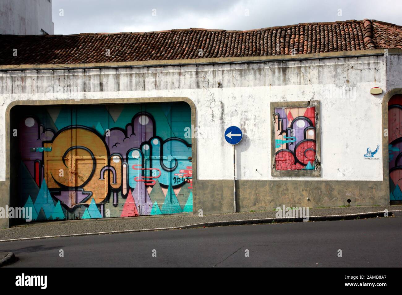 Graffiti - künstlerische Gestaltung von Holztor und Fensterladen, Ponta Delgada, Sao Miguel, Azoren, Portogal Stock Photo
