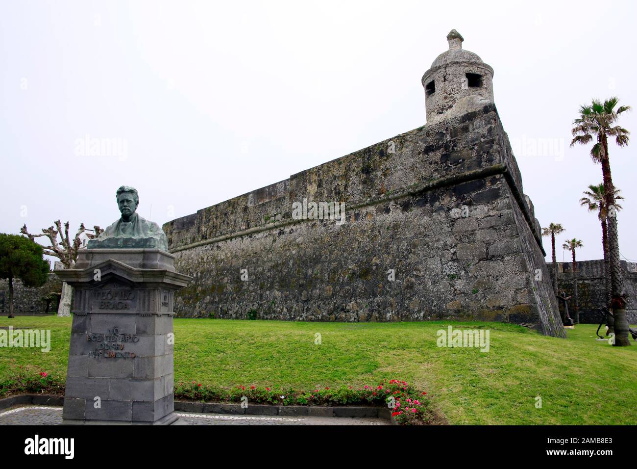 Büste von Teofilo Braga vor der Festungsmauer von Fort Sao Bras, Ponta Delgada, Sao Miguel, Azoren, Portugal Stock Photo