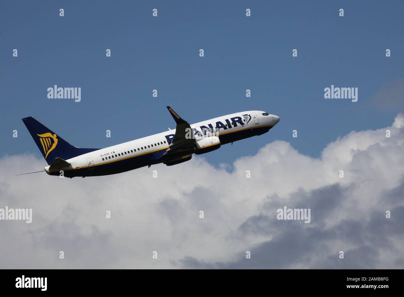 ryanair boeing 737-8AS EI-EVS jet moments after taking off from edinburgh airport Stock Photo