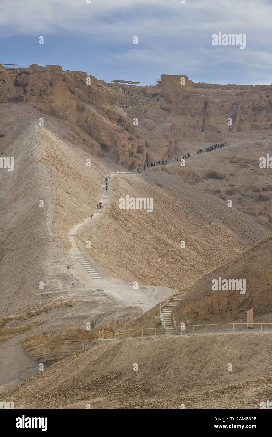 Westansicht mit römischer Belagerungsrampe, Festungsanlage, Ruinen von Masada, Israel Stock Photo