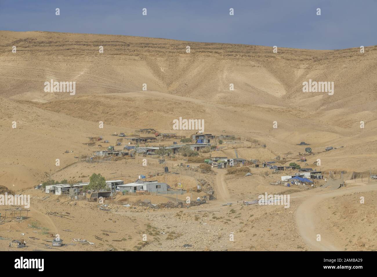 Ärmliche Wüstensiedlung an der Landstraße 3199 nahe Masada, Israel Stock Photo