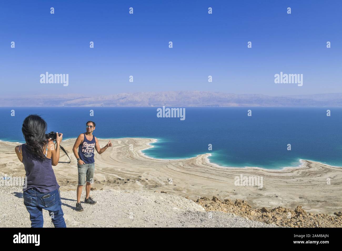 NO MODEL RELEASE! - Touristen, Erinnerungsfoto, nördliches Totes Meer nahe Mitzpe Shalem, Israel Stock Photo