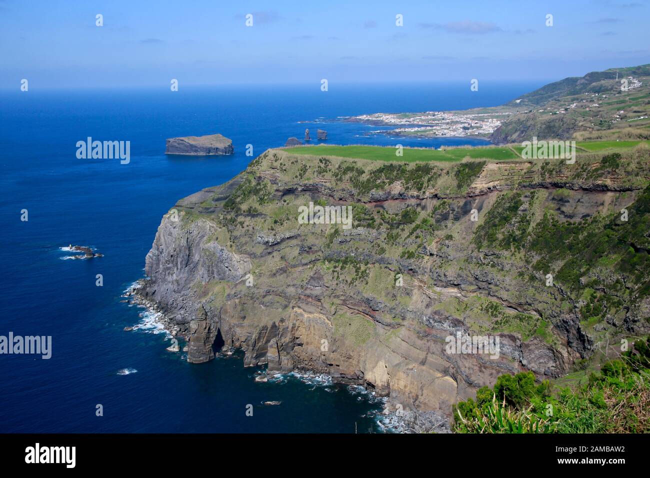 Aussichtspunkt Miradouro Ponta do Escalvado Felsenpunkt, im Hintergrund Mosteiros, Varzea, Sao Aussichtspunkt Miradouro Ponta do Escalvado Felsenpunkt, im Hintergrund Mosteiros, Varzea, Sao