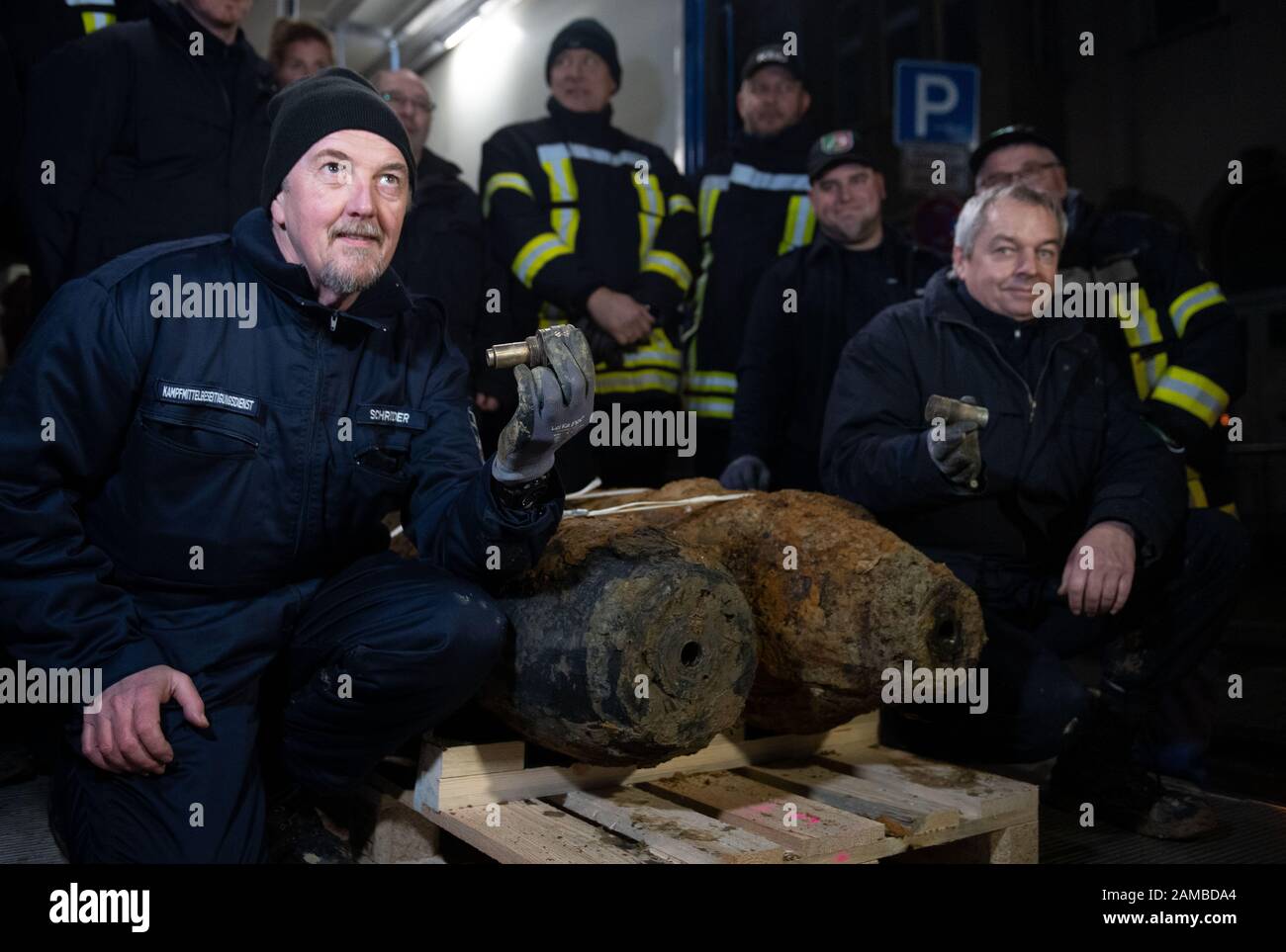 Dortmund, Germany. 12th Jan, 2020. Bomb disposal expert Karl-Friedrich Schröder (l) and his team show the detonator of a defused bomb. The two bombs found from the Second World War have been defused. No unexploded ordnance had been detected at two other suspected sites. The aircraft bombs were located in a densely populated residential area. As a result, some 14 000 people had to leave their homes. Credit: Bernd Thissen/dpa/Alamy Live News Stock Photo