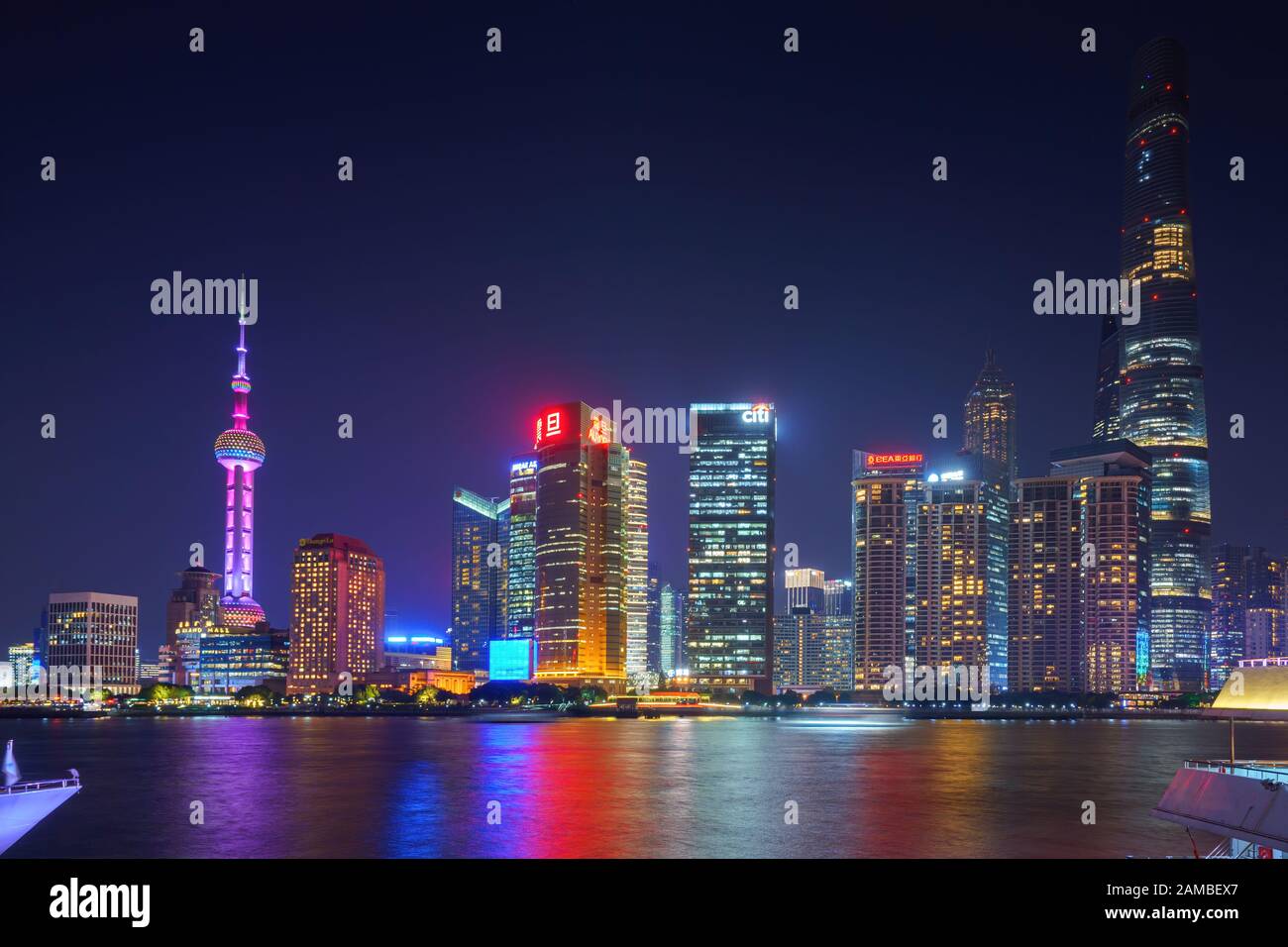 Shanghai skyline river puxi huangpu hi-res stock photography and images ...