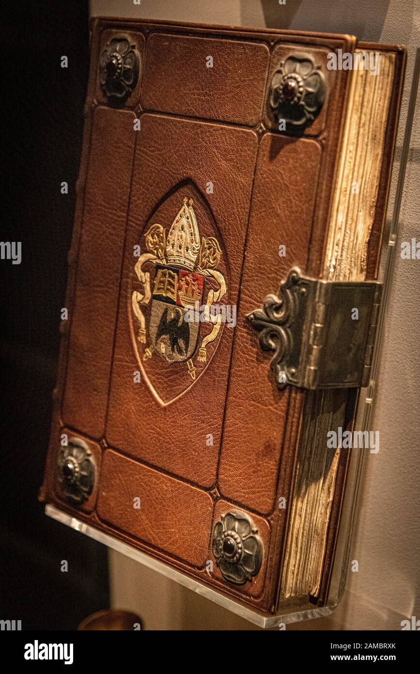 Golden book lock hires stock photography and images Alamy