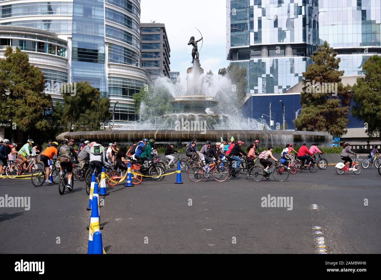 Mexico City, Mexico.  January 12th, 2020. Cyclists riding by the Diana the Huntress Fountain enjoying the traffic free riding through the city.  “Muevete en Bici” is a government-backed initiative that aims to promote a healthy and active lifestyle for residents of Mexico City. Cyclists, joggers, families and even their dogs take over the otherwise congested streets of the city every Sunday morning. Credit: meanderingemu / Alamy Live News Stock Photo