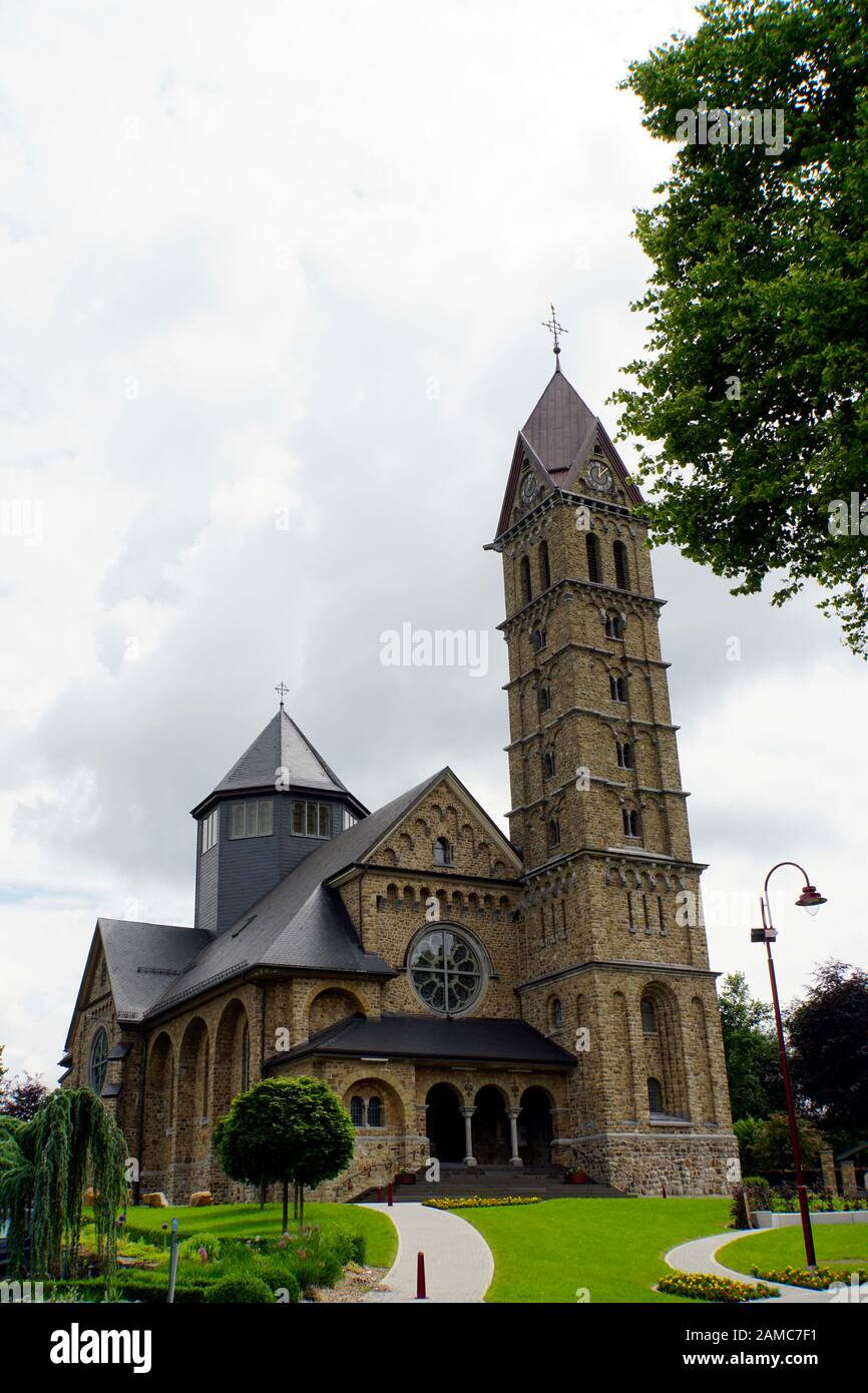 St. Stephanus-Kirche, Bütgenbach aus typischem Bruchstein, Provinz Lüttich, Belgien Stock Photo