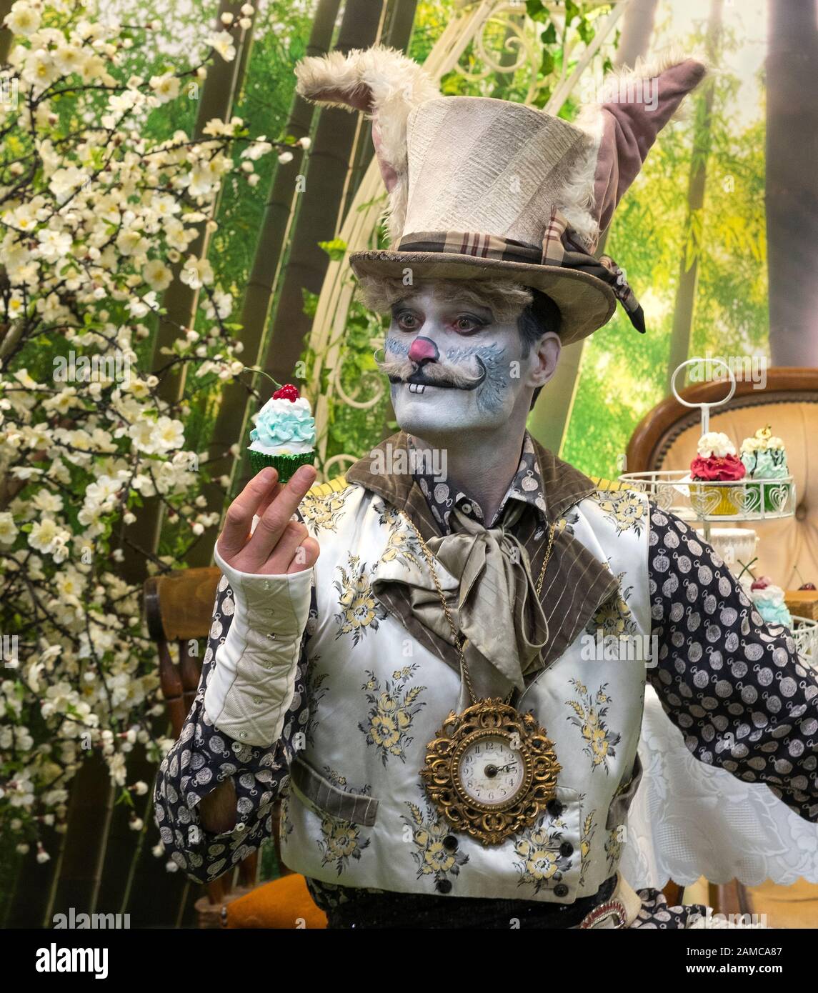 Måling Almindeligt Tick Alice In Wonderland Mad Hatter character posing for photographs Stock Photo  - Alamy