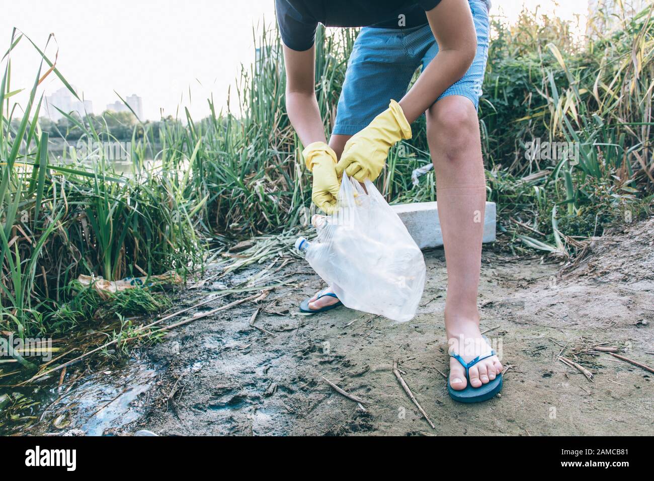 Pick up trash hires stock photography and images Alamy