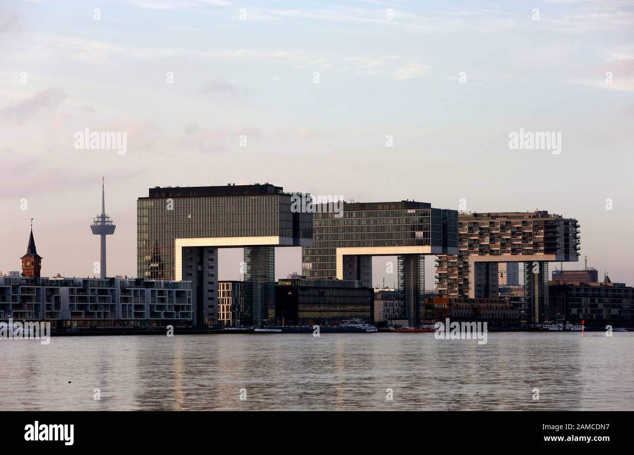 Blick von den Poller Wiesen auf Kranhäuser bei Rhein-Hochwasser, Köln ...