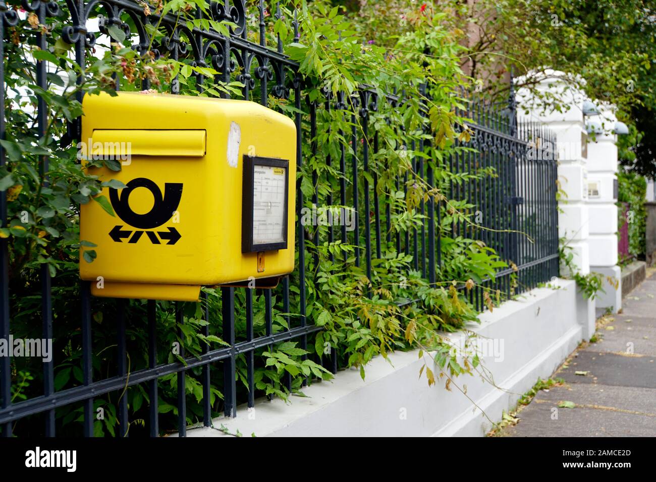 gelber Post-Briefkasten an einem Gatenzaun, Köln-Lindenthal,  Nordrhein-Westfalen, Deutschland Stock Photo - Alamy