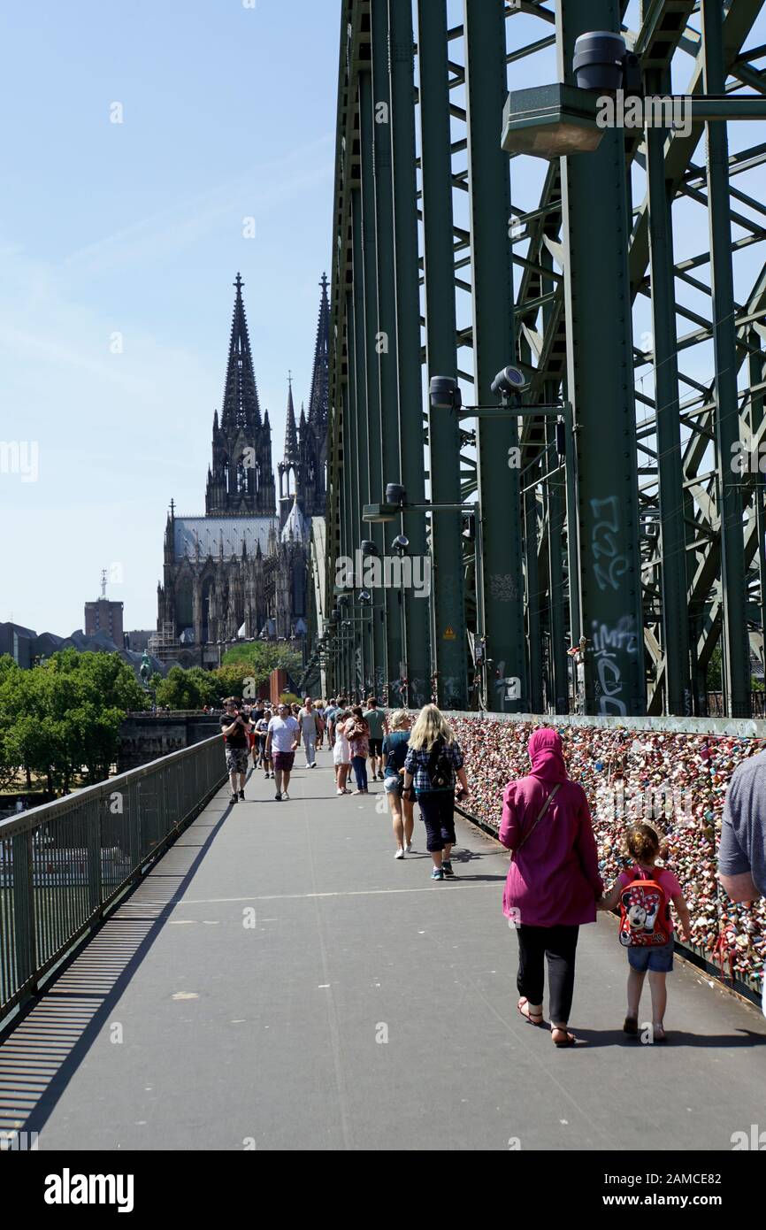 Liebesschlösser auf der Hohenzollernbrücke, Köln, Nordrhein-Westfalen, Deutschland Stock Photo