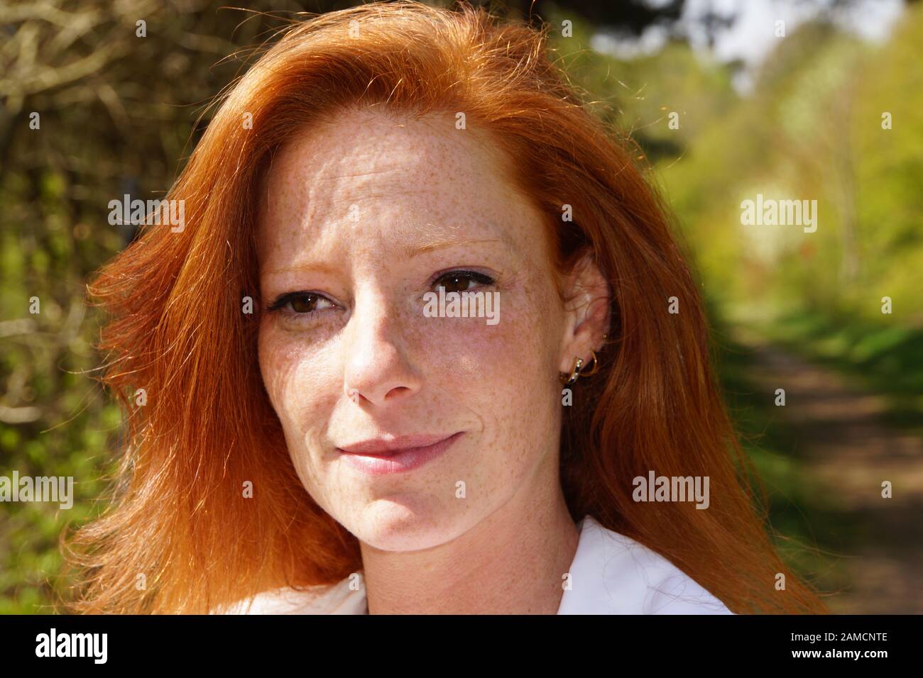 Portrait einer jungen rothaarigen Frau Stock Photo - Alamy