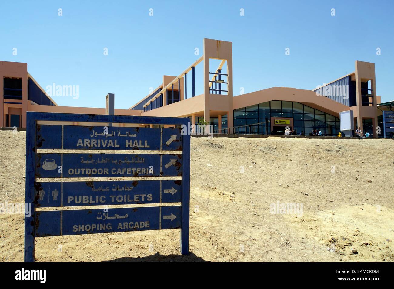 Wegweiser vor Flughafengebäude Marsa Alam, Ägypten Stock Photo