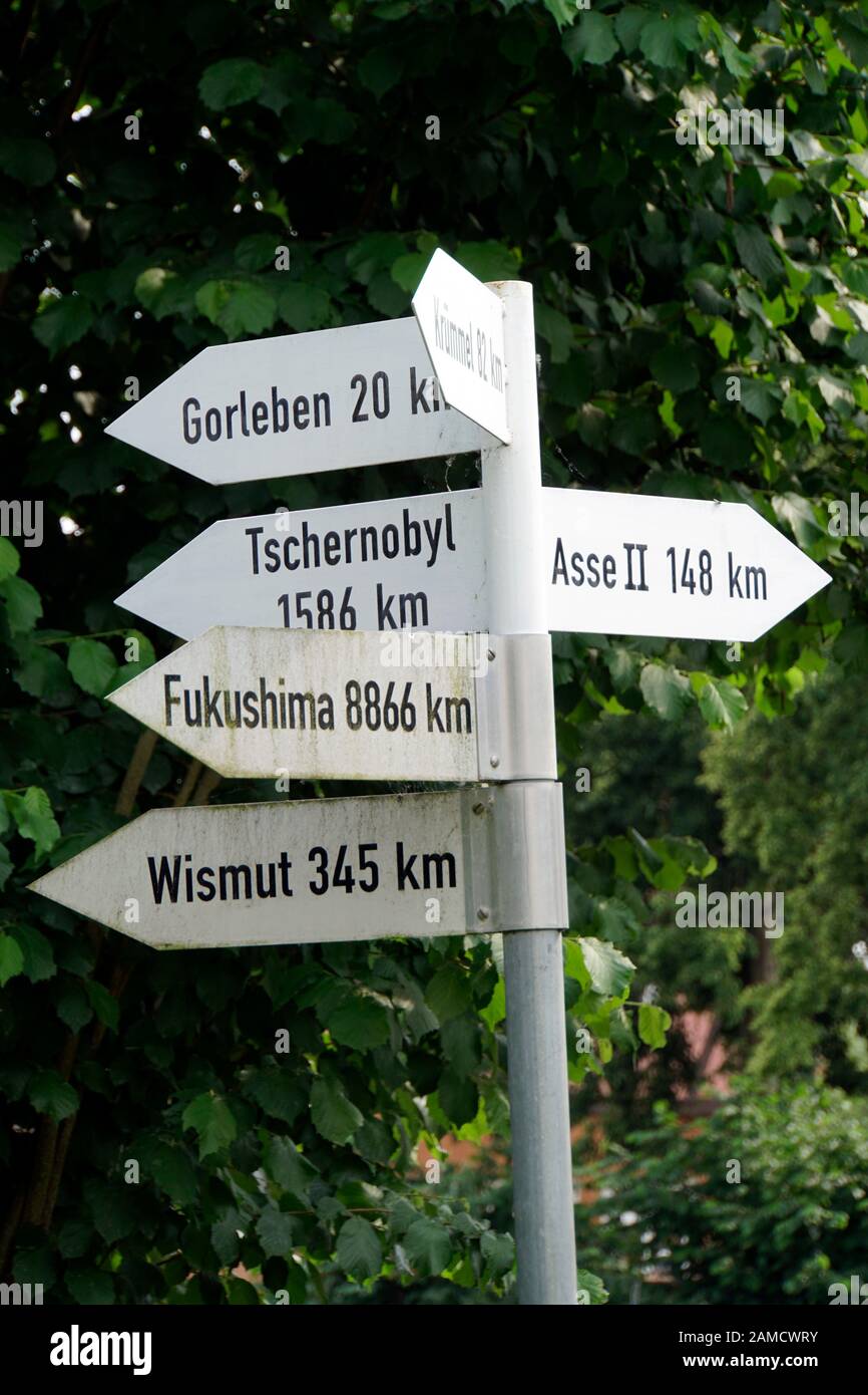symbolischer Wegweiser gegen das Atommülllager Gorleben, Dannenberg (Elbe), Niedersachsen, Deutschland Stock Photo