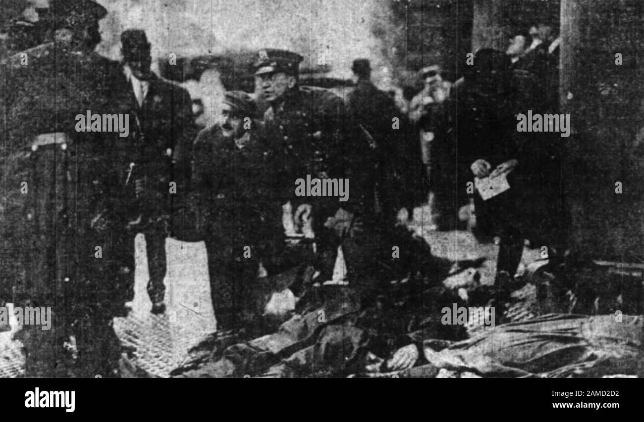 Police trying to identify victims of the Triangle Shirtwaist Fire in New York City, March 1911 Stock Photo