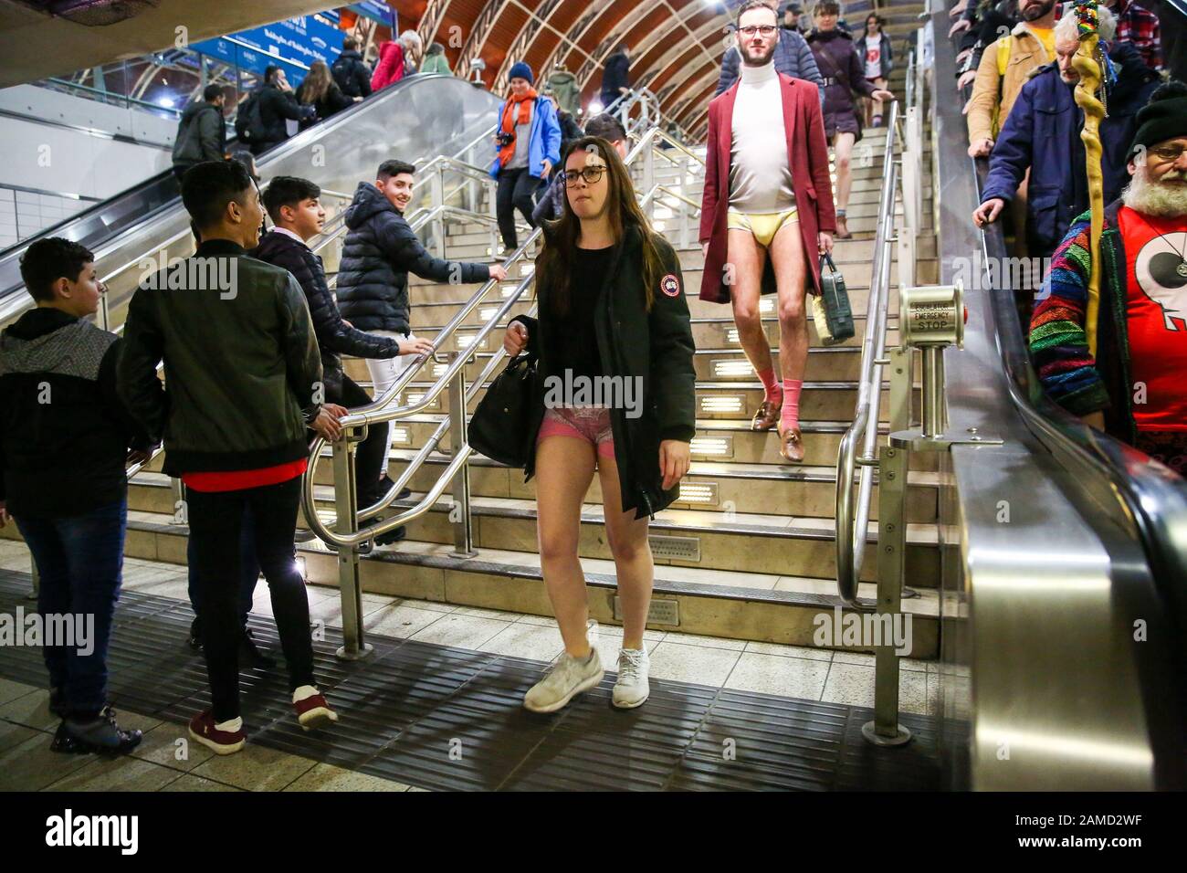 Без штанов на улице. Ходить без штанов. В метро без штанов. Ходить без штанов. В метро без штанов 2011.