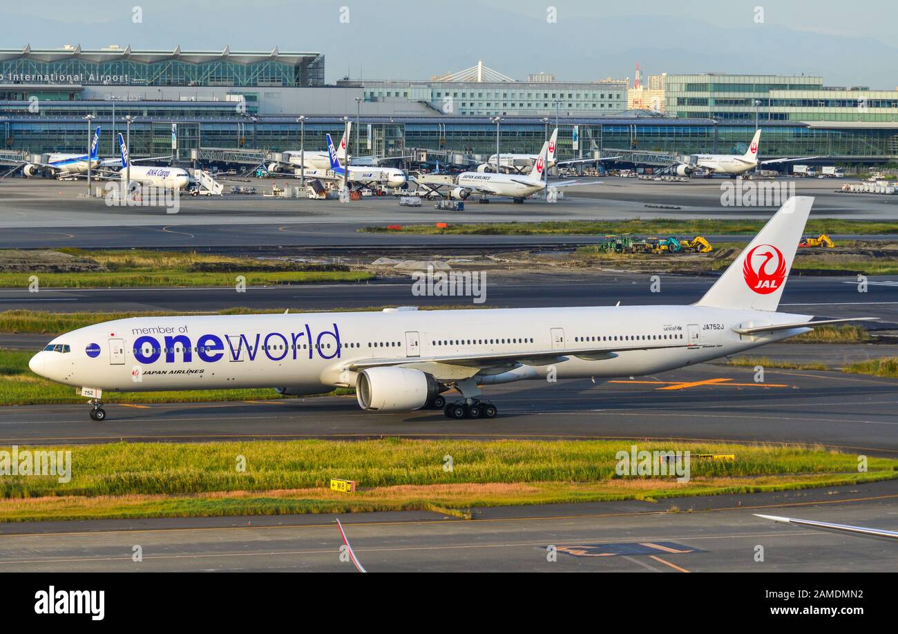 Japan airlines boeing 777 300 hi-res stock photography and images 