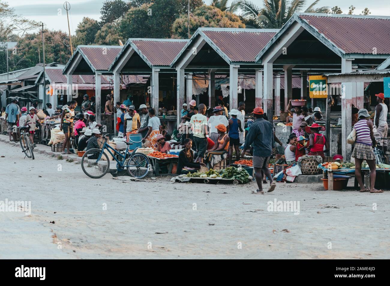 maroantsetra-madagascar-october-182016-malagasy-peoples-on-big-marketplace-on-main-street-of-maroantsetra-city-daily-life-on-the-street-madagasca-2AME4JD.jpg