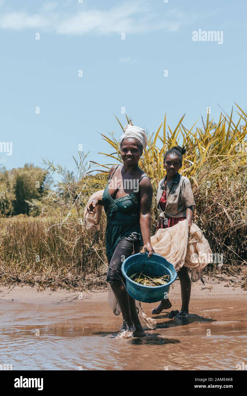 African women fishing net hi-res stock photography and images - Alamy