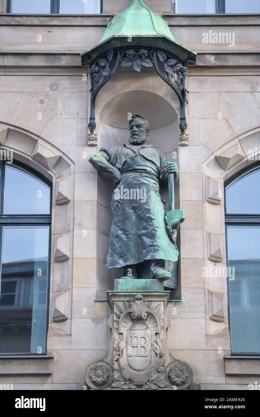 Bronzefigur, Schmied, Borsighaus, Chausseestraße, Mitte, Berlin, Deutschland Stock Photo