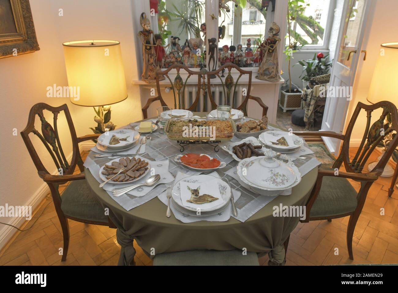 Gedeckter Tisch mit Essen, Auflauf, Tischdecke, Teller, Porzellan Stock Photo