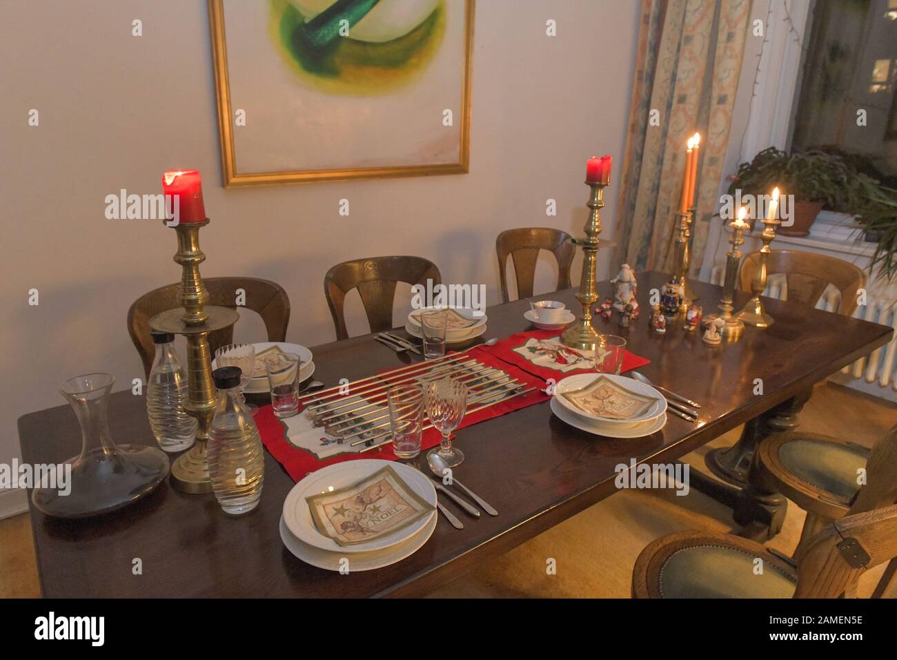 Gedeckter Tisch mit Essen, Tischdecke, Teller, Porzellan Stock Photo