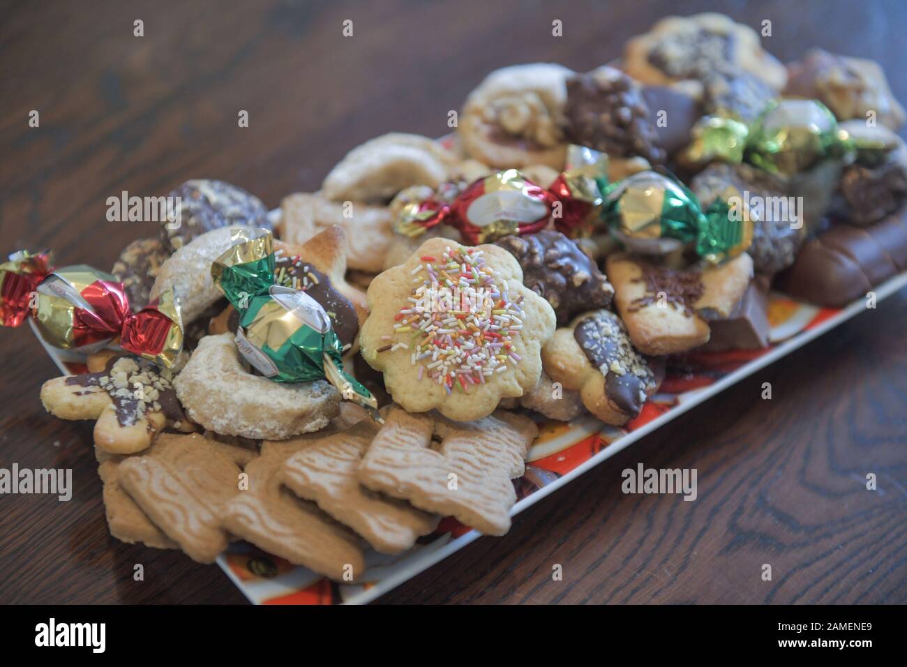 Bunter Teller zu Weihnachten mit Keksen Stock Photo