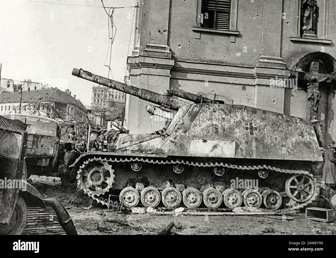 Abandoned or destroyed German 150-mm howitzer “Hummel” (Sd.Kfz.165 Panzerhaubitze Hummel) Budapest, captured by the Red Army. Locati Stock Photo - Alamy